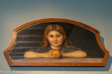 <center>Petite fille tenant à la main une orange</center>Vers 1870
Huile sur papier marouflé sur toile
Ce dessus-de-porte provient de l’atelier de l’artiste à Bernwiller.
Donation Marie Henner