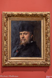 <center>Autoportrait. </center>Réplique du portrait des Offices
1877
Huile sur toile
Henner peint cet autoportrait à 48 ans. Ce tableau, que le peintre garda dans son atelier, est une réplique inversée de celui que le musée des Offices de Florence lui a commandé en 1875 pour qu’il soit « [conservé] à tout jamais dans ce Panthéon de la peinture ». Henner arbore à son col la Légion d’honneur obtenue en 1873.
Donation Brault