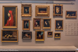 <center>L'atelier de  J.J. Henner</center>En haut : Femme au voile rouge. Réplique de Fabiola? Vers 1885-1890 Huile sur toile ; Eugénie-Marie Gadiffet-Caillard dite Germaine Dawis Vers1892 Huile sur carton ; Bara Vers 1882 Huile sur bois ; 9 Jules Henner Vers 1867 Huile sur toile ; Nature morte aux poires et aux pommes Entre 1890 et 1905 Huile sur bois. <br>Au milieu : Judith Vers 1887 Huile sur bois ; Eugénie-Marie Gadiffet-Caillard dite Germaine Dawis Vers 1892 Huile sur carton ; La Prière Vers 1881 Huile sur bois ; Tête de femme de profil Vers 1890 Huile sur bois. <br> En bas : Nature morte aux poires et aux pommes Entre 1890 et 1905 Huile sur toile ; Paul Henner endormi 18650 Huile sur bois ; Fontaine Vers 1880 Huile sur bois ; Nature morte à la pomme rouge Entre 1890 et 1905 Huile sur bois ; Nature morte à la pomme jaune Entre 1890 et 1905 Huile sur papier marouflé sur bois ;