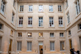 <center>Cour d'honneur de l'Hôtel de la Marine.</center>Ancêtre du Mobilier national et du Musée des arts décoratif, le Garde-Meuble de la Couronne englobe dès l'origine des salles d'exposition : c'est de fait un des premiers musées de Paris. L'administration installée désormais dans ce bâtiment, pilotée par un intendant, était aussi chargé du choix, de l’achat et de la conservation du mobilier et des collections du Roi : armes et armures (ce qui était connue de la population parisienne de l'époque et qui explique certains événements de la Révotion lorsque cette population était à la recherche d'armes, cadeaux diplomatiques, étoffes, tentures et tapisseries, vases de pierres dures, porcelaines, chinoiseries, bronzes, biscuits... mais aussi batteries de cuisine et linges de maison. Enfin le Garde-Meuble conserve les diamants de la Couronne de France et les bijoux personnels du Roi et de la Famille Royale. Le bâtiment abrite également les somptueux appartements de l’Intendant du Garde-Meuble : au 1er intendant, Pierre-Elizabeth de Fontanieu, succède Marc-Antoine Thierry de Ville d’Avray à partir de 1784. Ce dernier occupe le poste de 1784 à 1792, année où il est assassiné par les révolutionnaires à la prison de l’Abbaye.