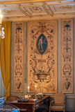 <center>Grand cabinet </center>Neuf tableaux : panneaux en soie peinte, marouflée et montée sur chassis. Trois panneaux comportent des décors de vases d'où s'échappent des rinceaux, deux panneaux avec des décors de fleurs et rinceaux et quatre panneaux à décor de grotesques avec en parties supérieures des mandorles figurant des nus féminins et masculins. Les cadres sont en plomb peint et doré en décor de feuilles. 1775-1799.