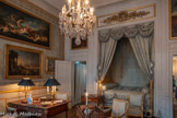 <center>Chambre de Monsieur Thierry de Ville-d'Avray</center>En haut, tableau : Le triomphe de Galatée. Dans le registre inférieur, au centre, la déesse tournée vers la droite est allongée sur un char marin tiré par deux dauphins. Le char est entouré par un cortège, précédé par des tritons soufflant dans leurs trompes et suivi de naïades et de dieux marins sortant des vagues demontées. Dans le registre supérieur, des putti soutiennent le voile rose de Galatée, gonflé par le vent, et un putto porte un flambeau allumé ; en haut à gauche, en arrière-plan, Polyphème est assis sur un rocher, tenant une flûte de Pan et le bâton de berger, et regarde le cortège de la déesse ; plus loin, en haut à droite, des putti soufflent dans les nuages ; le ciel est bleu foncé à nuages gris presque noirs. Le tableau est doré d'un cadre en bois doré, sculpté, décoré de registres de perles, de feuilles d'eau et d'entrelacs à rosettes d'acanthe avec quatre palmettes d'acanthe aux angles.