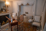 <center>Salle de bains.</center>Pendule : Mercure et Vénus. Antoine-Julien Beliard.  1775-1799. Pendule sur un socle en marbre blanc orné de frises de rinceaux et de rosaces en bronze doré. Autour du cadran émaillé prend place Mercure, coiffé de son pétase, tourné vers Vénus, lui faisant lire L'art d'aimer. Leurs attributs sont placés à leurs pieds : le caducée pour Mercure, la couronne de fleurs pour Vénus. Associant deux dieux de la mythologie antique, prenant place dans un décor inspiré de l'antiquité, cette pendule illustre le nouveau goût qui se fait jour dans le dernier quart du XVIIIe siècle. En effet, le néoclassicisme utilise un vocabulaire ornemental tiré des exemples de l'architecture romaine, notamment les rinceaux et rosaces. Par ailleurs, la pendule représente deux dieux en bronze patiné, reproduisant l'aspect des bronzes antiques. Seul l'auteur du mouvement et du cadran sont connus, mais ce type de pendule a connu un grand succès et a été produit à de multiples exemplaires. Il a été déposé à l'Hôtel de la Marine par le musée du Louvre pour évoquer le cadre de vie de l'intendant du Garde-Meuble royal Marc-Antoine Thierry de Ville d'Avray à la fin du XVIIIe siècle.