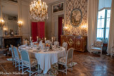 <center>La Salle à manger </center>Dans la Salle à manger par exemple, le choix a été fait de mettre en scène la fin d’un repas : une mise en scène inspirée du tableau « Le Déjeuner d’Huîtres » de Jean-François de Troy, qui retranscrit parfaitement l’ambiance vivante et conviviale d’un repas au XVIIIe siècle. Grands spécialistes du XVIIIe, Joseph Achkar et Michel Charrière ont apporté tout leur savoir dans la restauration de la salle à manger avec ses murs de tentures de soie blanche peinte réalisée d’après inventaires et ont imaginé une table d’une fin de déjeuner d’huîtres !