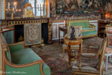 <center>Chambre d'apparat de Mme Thierry de Ville d'Avray.</center>Ecran de cheminée en bois doré, reposant sur deux pieds en consoles à décor de feuilles d’acanthe. Le cadre est orné d’un rang d’entrelacs, les angles sont marqués par des dés de raccordement ornés de fleurettes. La feuille est ornée d’un panneau de tapisserie sur fond bleu à décor de couronne et guirlandes de fleurs au naturel portant le chiffre AG.<br> Pendule : Vénus faisant l'éducation de l'Amour. Dubuisson. 1780.  Pendule en marbre blanc et bronze doré, dont la base est décorée d'une frise en bas-relief de petits amours jouant. Elle s'apparente à une pendule-borne. Les bords latéraux, en forme de quart de colonne, sont cannelés et rudentés. Ils entourent un bas-relief en bronze doré représentant deux putti s'embrassant. Du haut des quarts de colonne descendent des pampres de vigne. Le cadran émaillé est surmonté d'un groupe constitué de Vénus, à droite, tournée vers l'Amour, à gauche. Cette pendule, dont le cadran a été émaillé par Etienne Gobin, dit Dubuisson (1731-1815), témoigne du goût de la fin du XVIIIe siècle pour la représentation de l'Amour et d'enfants. <br>
Statuette : Samson luttant contre deux Philistins. 17e siècle. Samson, une arme à la main, lutte contre deux personnages nus, écrasant la tête de l'un de son pied droit. Bronze dont la torsion illustre l'influence de la sculpture maniériste, toujours présente un siècle plus tard.