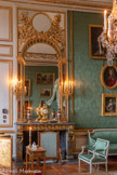 <center>Chambre d'apparat de Mme Thierry de Ville d'Avray.</center>Sur la cheminée, pendule à poser. Cette pendule est l’œuvre de Charles Dutertre, l’un des plus importants horlogers parisiens de la seconde moitié du XVIIIe siècle et Robert Osmond, maître doreur-ciseleur de renom. Elle correspond en tous points à la pendule décrite en 1788 dans l’un des appartements du Garde-Meuble. <br>De chaque côté, un vase décoratif en porcelaine de Sèvres. Sur un socle carré, un piédouche porte un fuseau agrémenté d’anses à enroulements. L’ensemble du décor est à fond bleu et or, orné de feuillages, d’une bacchanale d’enfants sur la panse et d’un cortège peint au naturel sur l’épaule du vase.