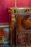 <center>Cabinet doré.</center>Les côtés du secrétaire sont ornés d'un décor géométrique dit 