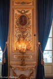 <center>Salon des Amiraux.</center>Portrait de Jean Bart 1892. 
Toile : peinture à l'huile et marouflé sur bois. <br>Paire de candélabres en bronze doré à six lumières ornées de pampres et surmontant deux enfants jouant. Le piètement est en rinceaux à volutes formant quatre pieds, sous une gorge intermédiaire ajourée en ovales. Une acanthe montée en torsade enrobe deux enfants nus à califourchon et s'épanouit en quatre branches dont une latérale évasée en deux coupelles en feuilles nervées, aux extrémitées à graines, binets évasés et à facettes, et à bord en feuilles et enrobés d'acanthes. 1850-1874.