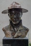 <center>Musée de Montmartre</center>Francisque Poulbot. 1879 - 1946. Cessinareur, humaniste, co-fondateur de la République de Montmartre. Agnès Rispal, sculpteur. Abel Marta, fondeur.