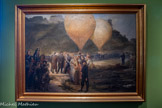 <center>Musée de Montmartre</center>JEAN-BAPTISTE NORO (1842 -1909)
Départ de Gambetta en ballon lors du siège de Paris, 1870
Huile sur toile
Musée de Montmartre, collection Le Vieux Montmartre. <br>
Le gouvernement de la défense nationale charge le ministre de l’Intérieur Léon Gambetta de quitter Paris, assiégé par les Prussiens, et d’organiser en province la reprise des combats. Pour franchir les lignes prussiennes, le ministre emprunte une montgolfière. Gonflé au gaz d’éclairage, le ballon de 16 mètres de diamètre s’élève au matin du 7 octobre 1870 de la butte Montmartre avec à son bord le ministre et un assistant. Mais le vent le pousse vers le nord et les lignes prussiennes... Les deux voyageurs lâchent du lest pour s’élever et échapper aux tirs ennemis. Leur ballon s’écrase en milieu d’après-midi près de Beauvais, où ils sont recueillis par des paysans. Après trois jours de voyage en voiture à cheval et en train, Gambetta arrive à Tours où il rejoint une délégation gouvernementale mais l’approche de l’ennemi les oblige à se replier jusqu’à Bordeaux.