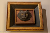 <center>Musée de Montmartre</center>HENRY CROS (1840 -1907)
(Attribué à)
Le Chat Noir, vers 1885
Papier mâché, peinture noire cirée sur trait de pierre noire Collection particulière, dépôt au Musée de Montmartre. <br>
Henry Cros, né à Narbonne dans une famille d’érudits et d’artistes, déménage à onze ans à Paris. Entré aux Beaux-Arts en 1855, il est un élève du sculpteur François Jouffroy et du peintre Antoine Etex. Grâce â son frère Charles Cros (1842-1889), poète montmartrois, hydropathe, et ami de Rodolphe Salis, Henry est introduit dans le cabaret du Chat Noir et crée cette œuvre vers 1885.
