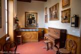 <center>Musée de Montmartre</center>COMPTOIR DE L’EPICERIE DU N°14 DE LA RUE DE L’ABREUVOIR
Anonyme, fin du XIXe siècle
Etain et bois
Musée de Montmartre, collection Le Vieux Montmartre Don de la famille Baillot en 1961
Issu d’un estaminet de la rue de l’Abreuvoir, emmuré durant la Seconde Guerre mondiale, il ne fut pas fondu par les Allemands pour les besoins de leur armement. <br> COMPAGNIE LE TAXIPHONE
Taxiphone type Paris Urbain du café Au Rêve, 1937-1947
Métal, bakélite, verre et composants électriques
Musée de Montmartre, collection Le Vieux Montmartre
Don Elyette Ségard-Planchon
Ce taxiphone était installé Au Rêve, café situé au 89, rue Caulaincourt et fréquenté par de nombreux artistes. Véritable témoin de la vie montmartroise, il fut utilisé par Jacques Brel, Marcel Aymé, Gen Paul, Georges Simenon, ou encore par Patrick Modiano et Claire Brétecher. En service jusqu'en 2008, il fut décroché des murs du Rêve en 2019. <br> PLEYEL, WOLFF & Ce
Piano du compositeur Paul Delmet, 1897
Musée deMontmartre, collection Le Vieux Montmartre
Paul Delmet (1862-1904), compositeur français, se produit à Montmartre, d’abord au cabaret de La Pie borgne, puis au célèbre Chat Noir en 1886. Portraituré par Flipsen, ce jeune homme mince, blond, portant lorgnon pour dissimuler un œil de verre, obtient rapidement du succès, en interprétant des romances sentimentales.