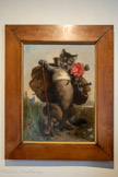 <center>Musée de Montmartre</center>ANDRÉ GILL (1840-1885)
Le Chat Botté, vers 1880
Huile sur toile
Musée de Montmartre.<br>
Célèbre caricaturiste du Second Empire et de la III* République, André Gill 0840-1885) connut une enfance solitaire. Orphelin, il grandit avec un chat qu’il n'oublia jamais, lui consacrant deux poèmes (Le Chat et Le Chat botté) et deux tableaux, dont l’une des versions est présentée ici. Botté et armé, ce félin incarne à la fois un souvenir intime et le héros rusé des contes de Perrault.
Le poème Le Chat botté fut mis en musique en 1884 par Georges Fragerolle, principal compositeur des Hydropathes et du Chat Noir. L’année suivante, Fragerolle et Émile Goudeau fondèrent un cabaret du mime nom. Gill ne s'y rendit jamais: lors de son ouverture, il venait d'être interné en asile.
Cette œuvre servit-elle d’enseigne, à l’image du célèbre Lapin Agile ? C’est peu probable: les enseignes étaient alors plutôt peintes sur bois. Orna-t-elle l’intérieur du cabaret, comme La Femme au bock ? On l’ignore encore, mais peut-être le saura-t-on un jour.