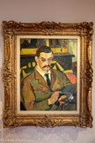 <center>Musée de Montmartre</center>SUZANNE VALADON (1865-1938). Portrait de Maurice Utrillo, 1921
Huile sur papier marouflé sur toile Musée Utrillo-Valadon, collection de la Ville de Sannois, Val-d’Oise Dépôt au musée de Montmartre. <br>Ces trois tableaux de Valadon témoignent de la variété et de l'audace de sa production, et des liens affectifs et créatifs que la peintre entretient avec Maurice Utrillo et André Utter. S'attaquant à tous les genres picturaux traditionnels, elle dépoussiéré autant le portrait bourgeois que la nature morte et le paysage qu'elle pratique intensément à la fin de sa carrière. Dans un intérieur aux lignes construites et dynamiques, elle saisit son fils Maurice en artiste dandy, vêtu d’un costume et palette à la main. Son modèle prend vie grâce aux touches visibles, larges et colorées qui caractérisent ses portraits, construits comme des mises en scène décoratives sur fond textile.