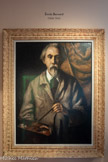 <center>Musée de Montmartre</center>ÉMILE BERNARD (1868-1941)
Autoportrait, 1939
Huile sur carton
Musée de Montmartre, collection Le Vieux Montmartre, inv. A.3624
Don de la famille Bernard. <br>
Originaire de Lille, Emile Bernard intègre l’atelier Cormon,
104 Boulevard de Clichy, à Tige de 16 ans. C’est là qu’il rencontre Anquetin et Toulouse-Lautrec, qui l’initient à la vie bohème de Montmartre. Peintre, graveur, critique d’art et écrivain, Bernard expose avec Van Gogh pendant l’hiver 1886-1887. Avec Gauguin il formule les principes du cloisonnisme et du synthétisme. Pilier de l’avant-garde parisienne, il fonde avec ce dernier l’école de Pont- Aven. Sa carrière connaît les essors de l’Orientalisme, l’influence de Cézanne et un retour au classicisme qui caractérise les premières décennies du XXe siècle. Ses toiles, ainsi que ses gravures sont empreintes de spiritualité. Excellent portraitiste, il se rend a Venise en 1903 où il connaît l’œuvre de Titien et Tintoretto. L’influence de ces maîtres est particulièrement évidente dans l’autoportrait présenté ici. Avec les attributs de sa profession - la blouse et la tablette - Bernard jaillit sur un fonds noir, mis en majesté par une draperie qui rappelle les portraits d’apparat de la Renaissance.