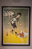 <center>Musée de Montmartre</center>FRANCISQUE POULBOT (1879-1946)
Bout de Bibi joue avec les quilles ou Gamin au bouquet de fleurs, 1918
Lithographie (affiche entoilée)
Musée de Montmartre, collection Le Vieux Montmartre, inv. A.3838
Installé avec ses parents instituteurs à Saint-Ouen, Poulbot publie son premier dessin à l’âge de seize ans dans la revue Le Pêle-Mêle.
Il renonce aux Beaux- Arts, mais continue à collaborer avec diverses revues illustrées et se lie d’amitié avec Willette et Steinlen qui influencent sa formation. En 1901, Poulbot s’installe définitivement à Montmartre, dans le maquis, puis il séjourne brièvement au 12, rue Cortot en 1911. Il apprend la gravure avec Delâtre et jusqu’en 1905 acquiert une maîtrise des techniques graphiques, notamment de la lithographie. L’artiste crée souvent des affiches destinées à la publicité ayant pour thème les enfants des milieux populaires, dénommés « Poulbots » depuis 1910. Il s’est par ailleurs engagé auprès des enfants défavorisés de Montmartre en y ouvrant un dispensaire avec son ami Willette.
