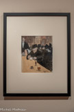 <center>Musée de Montmartre</center>LUCIEN GUIRAND DE SCÉVOLA (1871-1950)
Edgar Degas et Suzanne Valadon au cabaret des Quat’z’Arts,
1895-1900
Crayon, encre et gouache sur papier Weisman & Michel Collection.<br>
Le chansonnier François Trombert ouvre en 1893 le cabaret des Qua’z’Arts au 62, boulevard de Clichy. Il choisit de le nommer d’après le bal annuel de l’Ecole des Beaux-arts, lui octroyant ainsi une notoriété immédiate tout en l’établissant comme un cabaret artistique. Scévola est le principal illustrateur du journal éponyme publié par te cabaret, il réalise de nombreux portraits des figures littéraires et artistiques qui le fréquentent, ainsi que des dessins non publiés à l’instar de cette œuvre. On y découvre l’habituée du cabaret Suzanne Valadon en compagnie de son ami, Edgar Degas. Cette image rare rassemble l’apprentie et son mentor autour d’un verre, au sein du cabaret proche de leurs appartements respectifs.