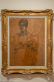 <center>Musée de Montmartre</center>SUZANNE VALADON (1865-1938)
Etude pour Portraits de famille, vers 1912
Pierre noire sur papier
Musée Utrillo-Valadon, collection de la ville de Sannois, Val-d’Ois
inv. MSVT 1995.133
Dépôt au Musée de Montmartre
Avec cette étude pour le tableau du même nom (Paris, musée d’Orsay), Valadon livre une composition symbolique évoquant les âges de la vie et héritée des tableaux de la Renaissance, notamment du Parmesan. Accompagnée d’Utter, de son fils Utrillo - dont les corps campent une diagonale - et de sa mère Madeleine, elle affronte seule le regard du spectateur et place sur sa poitrine sa main, qui se détache plastiquement du reste de l’œuvre Dans une pose évoquant l’iconographie religieuse, Valadon se présente ici comme une artiste qui appréhende le monde au prisme de sa réalité et de ses références personnelles. Devenue son propre modèle, elle affirme dans cet autoportrait son plein statut de créatrice