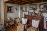 <center>Atelier de Suzanne Valadon.</center>Pour rester fidèle à l’atmosphère du lieu, un méthodique travail d’archive a été entrepris à partie de photographies, de lettres et écrits d’époque, ainsi qu’une analyse méticuleuse des œuvres dans lesquelles Suzanne Valadon incorporait des éléments de décor. Cela a permis de retrouver des meubles typiques de l’époque et de se réapproprier les volumes initiaux de la pièce.