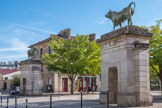<center>Le parc Georges-Brassens. </center> Le parc Georges-Brassens se trouve sur l'emplacement des anciens abattoirs de Vaugirard. Ouvert en 1985, il couvre une superficie de 8,7 hectares sur un terrain en dénivelé qui abritait au XVIIIe siècle le vignoble de Périchaux, relayés par des cultures maraîchères au siècle suivant. De 1894 à 1974, les cultures laissent place aux abattoirs. En 1975, les abattoirs ont été fermés et certains éléments architecturaux ont été installés en référence à l'activité : les sculptures représentant les taureaux d'Isidore Bonheur, le porteur de viande, etc.