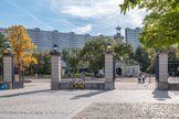 <center>Le parc Georges-Brassens. </center> Totalement repensé dans les années 1980 par les architectes Alexandre Ghiulamila et Jean-Michel Milliex avec le paysagiste Daniel Collin, le parc a été ouvert au public en 1985. S'il porte le nom de « parc Georges-Brassens », c'est en hommage à Georges Brassens qui a vécu l'essentiel de sa vie parisienne à quelques centaines de mètres du lieu, au 9, impasse Florimont (14e), puis au 42, rue Santos-Dumont (15e).