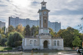 <center>Le parc Georges-Brassens. </center> Certaines structures architecturales des abattoirs sont encore visibles aujourd'hui, ici,  le beffroi du marché à la criée.