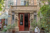 <center>La Ruche.</center> Les cariatides de la Rotonde proviennet du pavillon de l'Indonésie. Parmi ses occupants historiques : Fernand Léger, Chaïm Soutine, Zadkine, Archipenko, Marc Chagall, Michel Kikoïne, Jacques Chapiro, Jacques Lipchitz, Henri Laurens, Blaise Cendrars… et bien sûr Alfred Boucher.