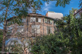 <center>La Ruche.</center> Le pavillon des vins, de forme octogonale, occupe le centre de la propriété. S'élevant sur trois étages, il est composé de nombreux petits ateliers d'une trentaine de mètres carrés. Les façades et toitures du bâtiment sont inscrites aux monuments historiques par un arrêté du 19 janvier 1972.