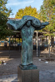 <center>Le parc Georges-Brassens. </center> Le porteur de viande d'Albert Bouquillon.