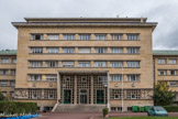 <center>Cité internationale universitaire de Paris. </center> Fondation Lucien Paye. La Résidence Lucien PAYE a été inaugurée en 1951, sous le nom de Maison de la France d’Outre-Mer. Sa vocation initiale était d’accueillir à Paris les étudiants originaires des territoires français d’outre-mer. En 1972, elle a été rebaptisée Lucien PAYE. Cet universitaire, ministre de l’Éducation Nationale en 1961 et ancien haut responsable de la France au Sénégal, a joué un rôle important dans la création des universités africaines. La résidence, de style résolument africain, a été conçue par trois architectes : Jean Vernon et Bruno Philippe, qui ont signé ensuite la Maison du Maroc et la Maison du Liban, et Albert Laprade, créateur du musée des Arts d’Afrique et d’Océanie à Paris, qui avait été l’auteur, vingt ans auparavant, de la Fondation Rosa ABREU DE GRANCHER. Plusieurs artistes ont collaboré à la création de la maison : Pierre Meauzé, qui réalisa les piliers sculptés de l’entrée, Anna QUINQUAUD, auteur des bas-reliefs de la façade, et Roger BÉZOMBES qui signa les tapisseries monumentales de salle des fêtes, exécutées dans les ateliers d’Aubusson.