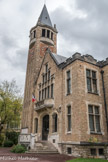 Cité internationale universitaire de Paris. <center>Cité internationale universitaire de Paris. </center> Fondation Deutsch de la Meurthe. Elle regroupe, autour de son pavillon central, de son beffroi et de son horloge, six bâtiments d'habitation qui portent des noms d'universitaires ayant occupé de hautes fonctions administratives ou de savants ayant honoré l'université de Paris.