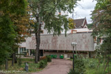 <center>Cité internationale universitaire de Paris. </center> Maison du Mexique. Dans les années 1920, le gouvernement français invita le Mexique à participer au projet de construction de la Cité internationale. Dès 1925, un emplacement était réservé sur le site pour une résidence destinée à accueillir les universitaires mexicains. Toutefois, la Maison du Mexique ne fut inaugurée que le 8 octobre 1953. Sa construction a été financée par le gouvernement mexicain et par des particuliers notamment des familles appartenant à la colonie française établie au Mexique. La Maison du Mexique a été imaginée par l’architecte Jorge L. MEDELLIN. Celui-ci fut assisté lors de sa construction par son frère, l’ingénieur Roberto E. MEDELLIN. Il créa un bâtiment à l’allure moderne, constitué de deux barres parallèles reliées par un bâtiment de forme plus libre. Une barre était à l’origine réservée aux étudiants, l’autre aux étudiantes. L’ensemble est complété par un patio aux allures de jardin. A l’intérieur, l’équipement mobilier a été conçu par les designers Charlotte PERRIAND et Jean PROUVE.