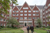 <center>Cité internationale universitaire de Paris. </center> Collège Franco-Britannique. Le Collège Franco-Britannique a été créé après la Première Guerre Mondiale pour témoigner de l’amitié entre la France et la Grande-Bretagne. A l’origine, il devait accueillir un nombre égal d’étudiants français et anglais. Un comité fut constitué en 1927 pour récolter les fonds nécessaires à sa construction. Parmi les donateurs figurent l’État français et un couple franco-britannique, Edward et Helen Nathan. Le bâtiment fut inauguré  le 16 juillet 1937, en présence notamment d’Albert Lebrun, président de la République française, de Jean ZAY, ministre français de l’Éducation Nationale, de Sir Éric PHIPPS, ambassadeur de Grande-Bretagne en France et d’une vingtaine de représentants des universités britanniques.
