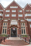 <center>Cité internationale universitaire de Paris. </center> Collège Franco-Britannique. Le Collège Franco-Britannique a été créé par Pierre Martin et Maurice Vieu, deux architectes qui furent aussi les auteurs de la Maison des Étudiants de l’Asie du Sud-Est. Ils imaginèrent un bâtiment sobre et harmonieux dont le style (briques rouges, bow-windows, tourelles, hautes souches de cheminées…)  est inspiré des collèges d’Outre-Manche.