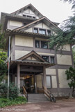 <center>Cité internationale universitaire de Paris. </center> Maison du Japon. Le 9 février 1927, Jirohachi SATSUMA, petit-fils d’un riche commerçant japonais de filage, s’est engagé auprès de l’Université de Paris à financer la construction d’un bâtiment à la Cité internationale. La première pierre a été posée en 1927 en présence du Prince Ri, beau-frère de l’empereur Hirohito. Jirohachi SATSUMA a confié la création de la Maison du Japon à son ami Pierre SARDOU, architecte en chef des monuments historiques. L’étroitesse du terrain a imposé la construction d’un édifice tout en hauteur, inspiré des constructions nipponnes. Le décor, nuancé et raffiné,  reflète lui aussi la tradition architecturale japonaise. Le porche d’entrée est orné d’un panneau de bois sculpté par Henri NAVARRE qui représente le soleil levant.