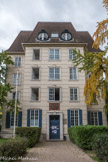 <center>Cité internationale universitaire de Paris. </center> Maison des étudiants suédois. La Maison des Étudiants Suédois a été créée grâce à l’action de l’association « L’Amitié Franco-Suédoise ». L’association a contribué à son financement, aux côtés du gouvernement suédois et d’autres donnateurs.  Le bâtiment a été dessiné par les architectes Peder CLASON et Germain DEBRE. Il évoque un manoir  du XVIIIe siècle, auxquels certains éléments comme les fenêtres aux volets bleus placées à la mode suédoise donnent une touche « nordique ». La maison fut inaugurée en 1931, en présence du Président de la République Française Paul DOUMER et du futur roi Gustave VI Adolphe de Suède.