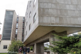 <center>Cité internationale universitaire de Paris. </center> Fondation suisse. La Fondation suisse a été inaugurée le 7 juillet 1933. Deux ans de travaux furent nécessaires pour la construire. Elle illustre bien les « cinq points d’une architecture moderne » selon LE CORBUSIER : double rangée de pilotis dégageant le rez-de-chaussée, plan libre pour l’accueil, façade libre en mur rideau, fenêtres en longueur et toit terrasse. C’est le premier édifice moderne construit à la Cité Universitaire, véritable « machine à habiter » selon LE CORBUSIER.
