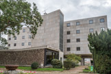 <center>Cité internationale universitaire de Paris. </center> Fondation suisse. La Fondation suisse est l’une des réalisations les plus marquantes de la Cité internationale universitaire de Paris dans l’entre deux guerres. Elle a vu le jour grâce au mathématicien Rudolf FUETER, recteur de l’Université de Zürich. Ce dernier constitua un consortium représentant l’université helvétique pour réaliser un lieu d’hébergement à la Cité internationale. Rudolf FUETER sollicita l’architecte visionnaire Charles-Edouard JEANNERET, plus communément connu sous le nom de LE CORBUSIER qui, après quelques hésitations, accepta d’y travailler en collaboration avec son cousin Pierre JEANNERET.