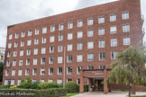 Cité internationale universitaire de Paris. <center>Cité internationale universitaire de Paris. </center> Maison de Norvège. En 1927, l’ambassadeur de Norvège à Paris, Fritz Wedel Jarlsberg, prit les premières initiatives officielles pour susciter l’intérêt du public et du gouvernement norvégiens pour construire une Maison de Norvège. Le projet commença à se concrétiser dans les années trente quand la principale industrie norvégienne de l’époque, Norsk Hydro, se rallia au projet. Après la guerre, en 1947, sous l’égide de l’ambassadeur de Norvège, fut enfin constitué un comité franco-norvégien ayant pour but de réunir tous les fonds nécessaires. Le 13 juin 1951, la Princesse Ragnhild de Norvège posa la première pierre de l’édifice, qui fut inauguré un peu moins de trois ans plus tard, le 30 mars 1954, en présence du Président de la République française René Coty. Œuvre de l’architecte norvégien Reidar Winge LUND, le bâtiment est représentatif du modernisme norvégien. Son style scandinave se distingue par ses façades en briques rouges importées de Norvège et ses espaces intérieurs en bois clair.