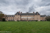 <center>Cité internationale universitaire de Paris. </center> La Maison Internationale. La Maison internationale a été construite dans les années 1930. C’était la quatrième du nom à voir le jour après celle de New York (1924), Berkeley (1930) et Chicago (1932). Elle a été financée grâce à une donation du philanthrope américain John D. ROCKEFELLER Jr. Après avoir consacré une partie de sa fortune à la restauration des châteaux de Fontainebleau et de Versailles, il s’est intéressé à la Cité internationale. L’idée était d’y bâtir un espace commun à l’ensemble des maisons pour favoriser les rencontres et le brassage.