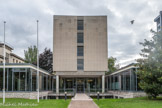 <center>Cité internationale universitaire de Paris. </center> Maison Heinrich HEINE. Fondation de l’Allemagne. Comme ce fut le cas de la Maison de l’Italie, la Maison de l’Allemagne a tardé à s’ouvrir à la Cité internationale, en raison du contexte politique de l’entre-deux-guerres, puis de la Seconde Guerre Mondiale.  Des contacts furent pourtant établis dès 1927. Mais il fallut attendre les années 1950 pour que le projet voie le jour, grâce à des universitaires qui constituèrent un comité de soutien. L’acte de donation fut signé en 1953. La maison fut inaugurée en 1956, en présence de René Coty, Président de la République française. Ce fut la première représentation officielle de l’Allemagne en France. August RUCKER, de l’université de Munich, lança un concours pour sélectionner l’architecte à qui serait confié le projet de Maison de l’Allemagne. Johannes KRAHN, auteur de plusieurs équipements publics et de monuments religieux, fut choisi à l’unanimité par le jury. Il conçut l’une des réalisations les plus modernes de son époque en associant le béton, l’acier et le verre. En 1967, la maison fut rebaptisée « Maison Heinrich HEINE », du nom du célèbre poète et écrivain allemand du XIXe siècle, dont l’œuvre illustre la richesse des échanges intellectuels entre la France et l’Allemagne.