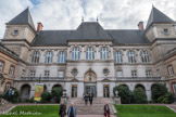 <center>Cité internationale universitaire de Paris. </center> La Maison Internationale. La conception de la Maison internationale a été confiée en avril 1933 à l’architecte américain Jean-Frédéric LARSON. Ce dernier s’est inspiré de l’architecture française classique, en particulier du château de Fontainebleau, pour créer un bâtiment de style « néo-Louis XIII ». La Maison internationale a été inaugurée en 1936. Elle forme un ensemble monumental de 22 000 m2 composé de deux pavillons d’entrée symétriques, d’une cour d’honneur et d’un corps central de bâtiment flanqué de deux ailes.