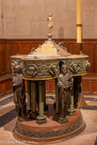 <center>Notre-Dame-de -Paris</center>Fonts baptismaux avec statuette de saint Jean-Baptiste, effigies des douze apôtres et statues des quatre évangélistes par Louis Bachelet, bronzier (1860) d'après les dessins d'Eugène-Emmanuel Viollet-le-Duc, architecte.
