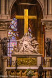 <center>Le choeur. </center>Croix et Gloire. Marc Couturier, sculpteur, 1993-1997.<br>
Pietà. Nicolas Coustou, sculpteur, 1773.<br>
Le Vœu de Louis XIII. Guillaume Coustou, sculpteur, 1715.<br>
Louis XIV. Antoine Coysevox, sculpteur, 1715.