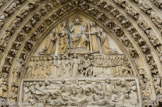 <center>Le Portail du Jugement dernier</center>Au linteau inférieur, les morts ressuscitent et sortent de leur tombe. Juste au-dessus, au linteau supérieur, l’archange Michel pèse leur âme et, suivant la vie qu’ils ont menée sur la terre et l’amour qu’ils ont manifesté envers Dieu et les hommes, les élus sont conduits à gauche vers le Paradis (à la droite du Christ) tandis que les damnés sont menés par un diable vers l’enfer à droite.
Cependant le Christ au tympan, majestueusement assis sur son trône de gloire, montre les plaies de ses mains et de son flanc tandis que les deux anges qui l’entourent portent respectueusement les instruments de la Passion : celui de gauche la lance et les clous de la Croix, celui de droite la Croix elle-même. De chaque coté, Marie et Jean l’Evangéliste sont placés ici comme au pied de la Croix le jour de sa Crucifixion.