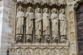 <center>Le Portail du Jugement dernier</center>De chaque coté, les statues des douze apôtres. A gauche, Barthélemy, Simon, Jacques le Mineur, André, Jean et Pierre. Au pied des douze apôtres, des médaillons représentent les vertus et les vices qui leur sont opposés.