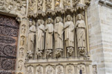 <center>Le Portail du Jugement dernier</center>A droite, Paul, Jacques le Majeur, Thomas, Philippe, Jude et Matthieu. Aux piédroits sous les grandes statues, deux rangées de bas-reliefs représentent les Vertus et les Vices.