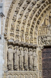 <center>Le Portail du Jugement dernier</center>De chaque coté, les statues des douze apôtres. A gauche, Barthélemy, Simon, Jacques le Mineur, André, Jean et Pierre. Au pied des douze apôtres, des médaillons représentant les vertus et les vices qui leur sont opposés.