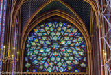 <center>La Sainte-Chapelle.  </center>La grande rose, qui date de Charles VIII, est divisée en 86 panneaux. Elle illustre le livre prophétique de saint Jean : l'Apocalypse, représentée symboliquement face à la Passion du Christ, dans le vitrail axial du chœur. Au centre de la rose, le Christ revient en gloire à la fin des Temps pour juger les vivants et les morts.