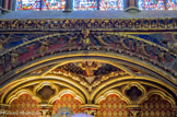 <center>La Sainte-Chapelle.  </center>Deux niches, ouvertes sous les fenêtres, à dr. et à g., étaient les places d'honneur réservées au roi, à la reine Blanche de Castille et aux membres de la famille royale. Au-dessus, les anges encadrent un Christ bénissant. Ces sculptures rappellent que le roi est l'oint du Seigneur.